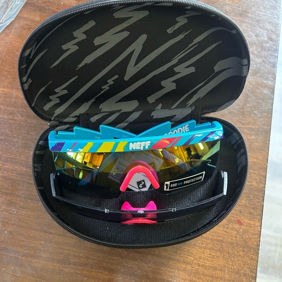NEW Neff Brodie Sunglasses - Picture 2 of 3